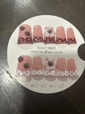 Nail Art Press-On Set in Dusty Rose with White Floral Accent